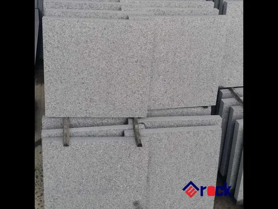 Pietra per lastricati in ciottoli di granito grigio scuro fiammata/trumblerata a prezzo più basso per finitrici di passerelle e vialetti